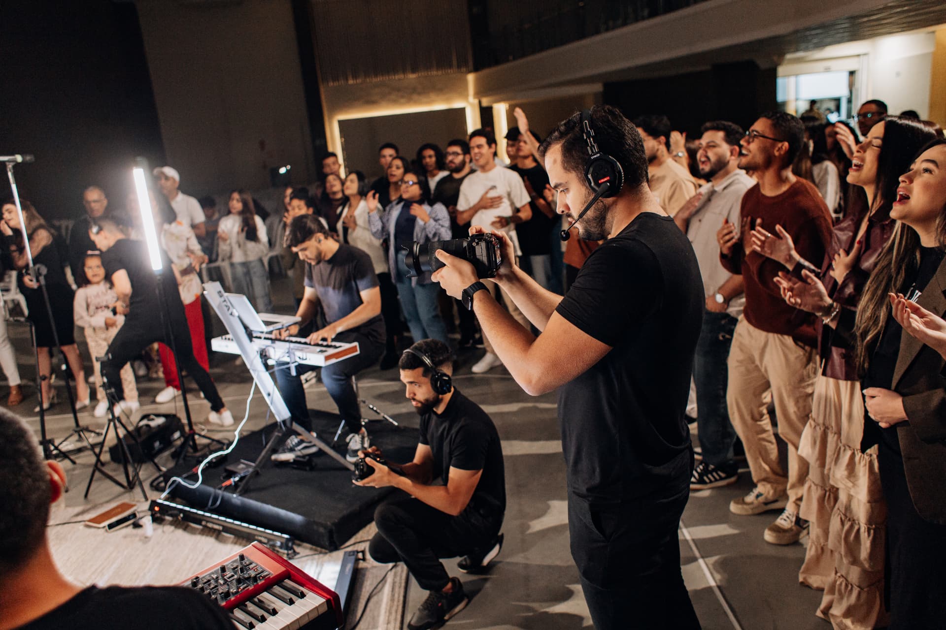Equipe audiovisual registrando um evento nos bastidores